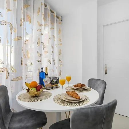 Reel Apartments- Walk To The And Centre Торевьиа