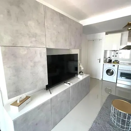 Reel Apartments- Walk To The And Centre Торевьиа