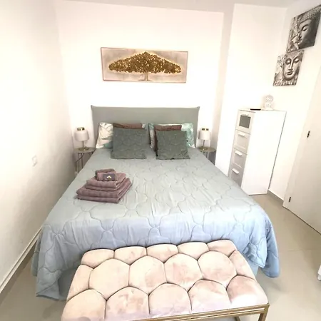 Reel Apartments- Walk To The And Centre Торевьиа