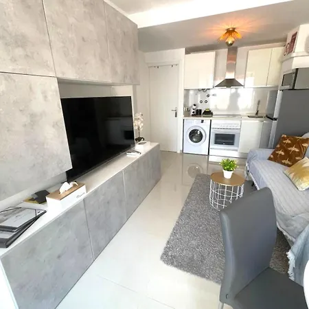 Reel Apartments- Walk To The And Centre Апартаменты